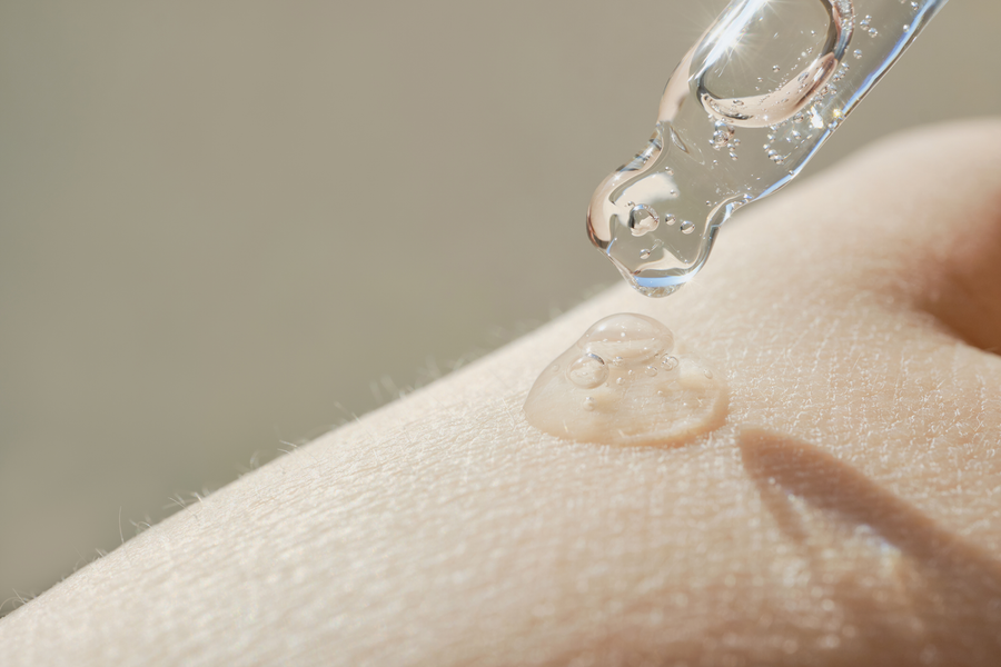 Panthenol als hautpflegender Wirkstoff in einer minimalistischen Labor- und Skincare-Darstellung mit Pipette und transparenter Wirkstofflösung.