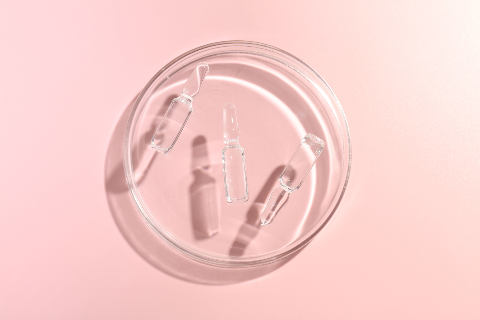 Peptide gehören zu den wichtigsten Wirkstoffen moderner Anti-Aging-Pflege und lassen sich vielseitig mit anderen Inhaltsstoffen kombinieren.