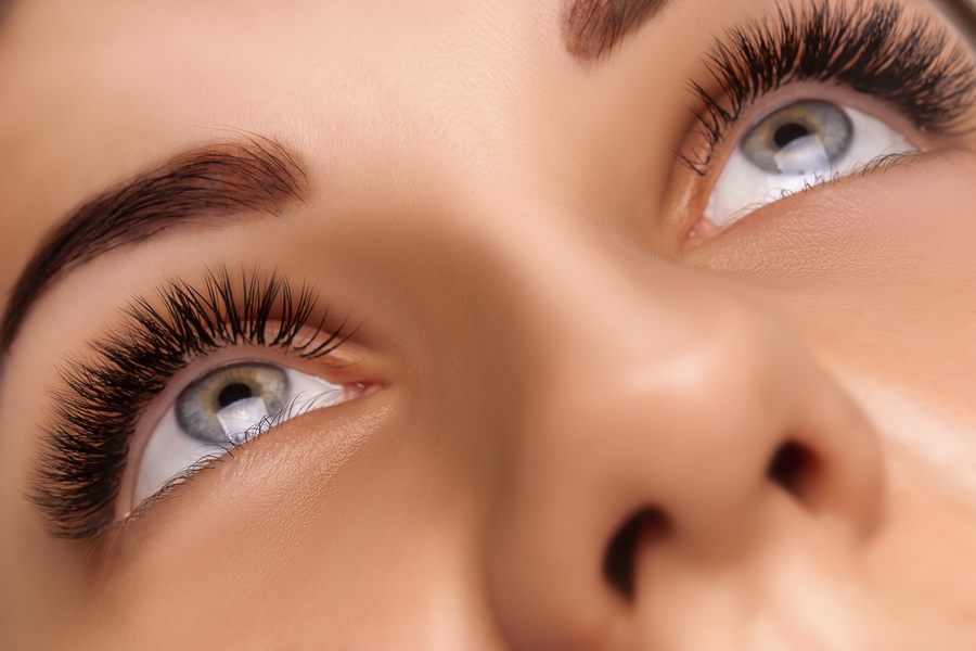 Professionelles Wimpernlifting in einem Kosmetikstudio mit natürlich geschwungenen Wimpern für einen offenen und ausdrucksstarken Blick.