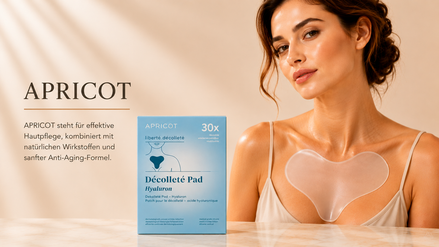 APRICOT Décolleté Pad Hyaluron mit wiederverwendbarer Silikonmaske auf dem Dekolleté einer Frau und Originalprodukt im Premium Markenbanner.